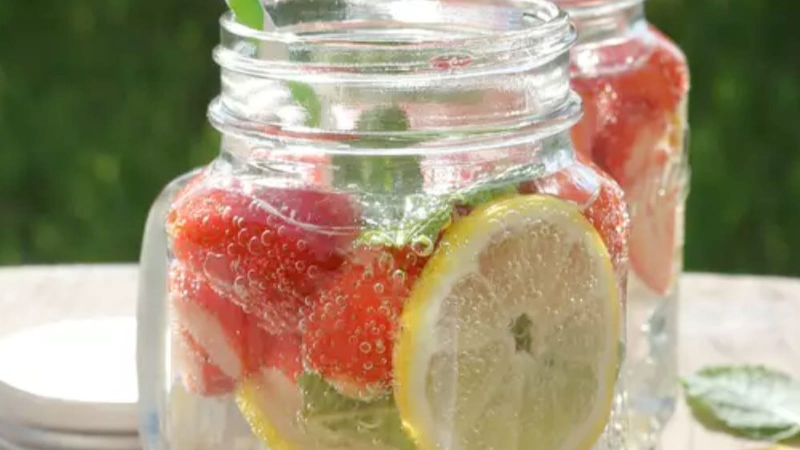 Detox water aux fraises, citron et menthe