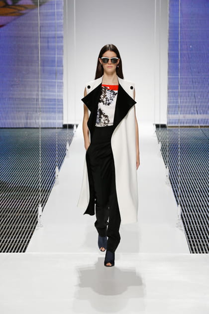 D&eacute;fil&eacute; Cruise 2015 : le manteau sans manche sur haut imprim&eacute; "fleur Dior" et pantalon taille haute