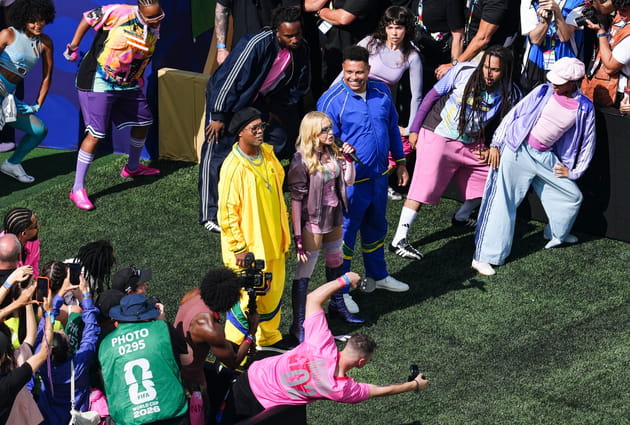 Madonna entour&eacute;e des l&eacute;gendes du foot Ronaldinho et Ronaldo, au MetLife Stadium