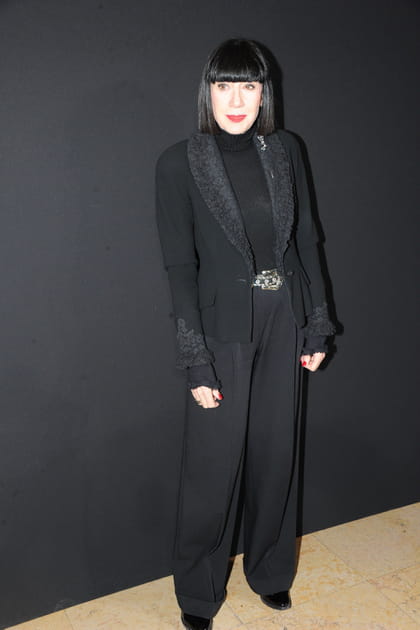 Chantal Thomass, en all-black au d&eacute;fil&eacute; Elie Saab