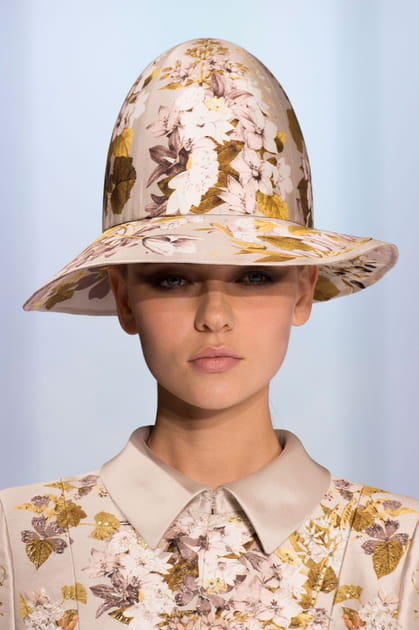 Les chapeaux r&eacute;tro du d&eacute;fil&eacute; Ralph&Russo