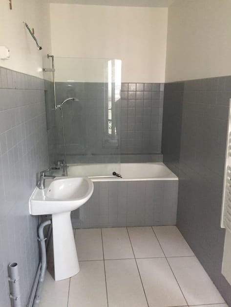 Avant&nbsp;: une salle de bains tristoune