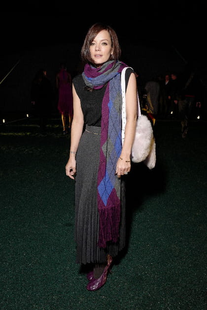 Lily Allen en jupe pliss&eacute;e et top sans manches noir