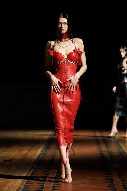 Robe rouge en cuir lac&eacute;e aper&ccedil;ue sur le d&eacute;fil&eacute; Dilara Findikoglu