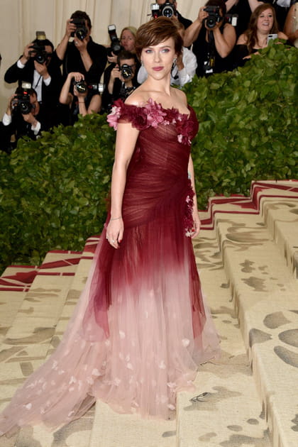 Scarlett Johansson en robe rouge et rose