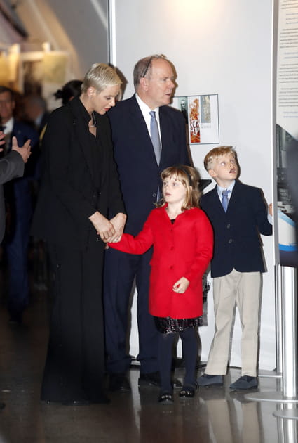 En famille devant l'exposition