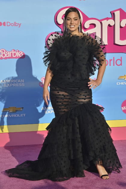 Ashley Graham en robe noire à détails de tulle