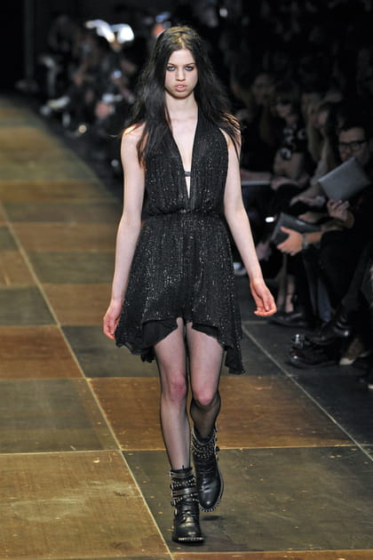 Lily McMenamy au d&eacute;fil&eacute; Saint Laurent