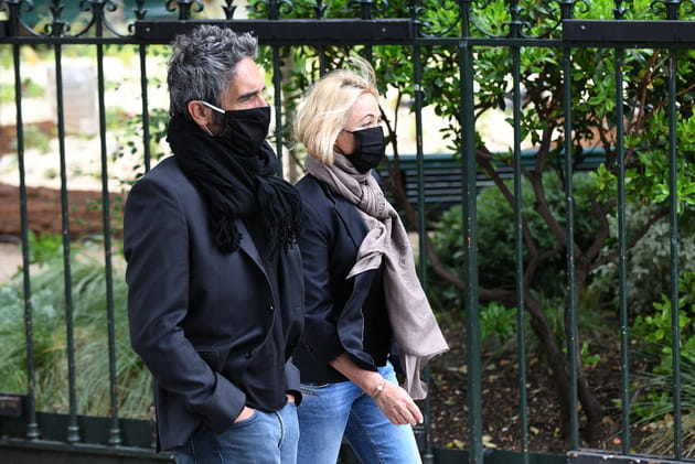 Emmanuelle B&eacute;art accompagn&eacute;e de son mari, arrive &agrave; l'&eacute;glise de Saint-Germain-des-Pr&egrave;s