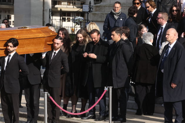 Obsèques d'Emilie Dequenne : sa fille et son mari devant le cercueil
