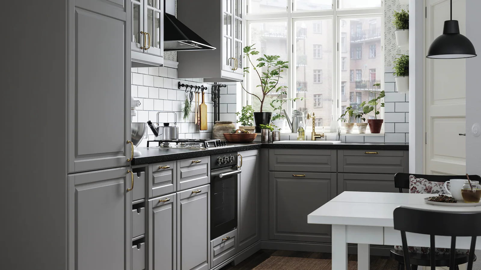 Carrelage blanc & meubles gris