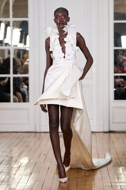 Robe blanche &agrave; tra&icirc;ne aper&ccedil;ue sur le d&eacute;fil&eacute; Imane Ayissi