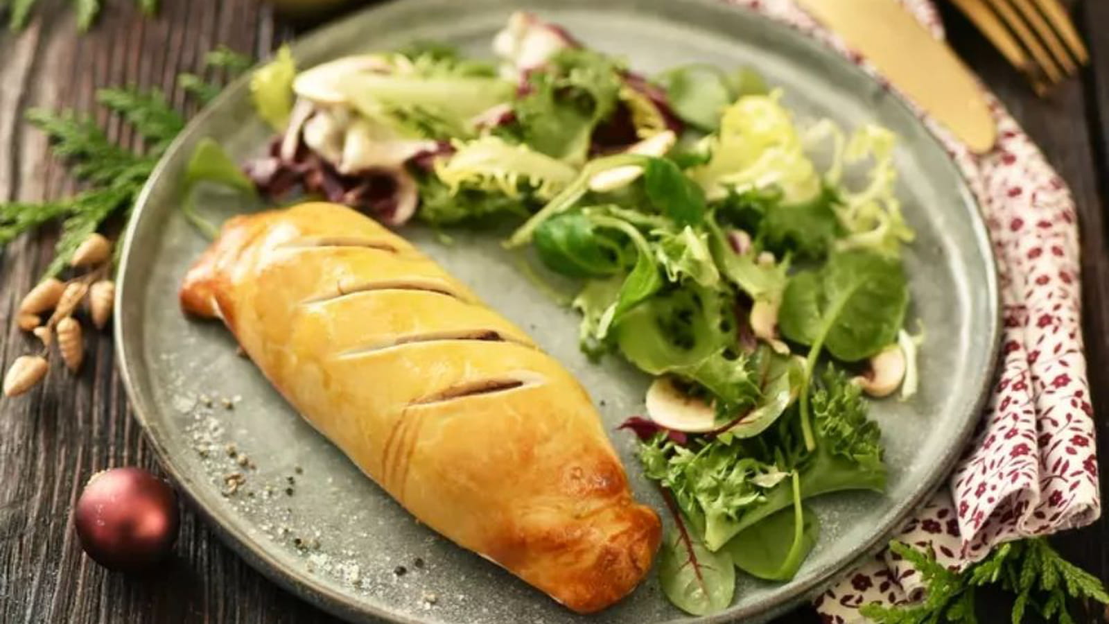 Bœuf Wellington aux champignons et sa salade de pousses et d'herbes