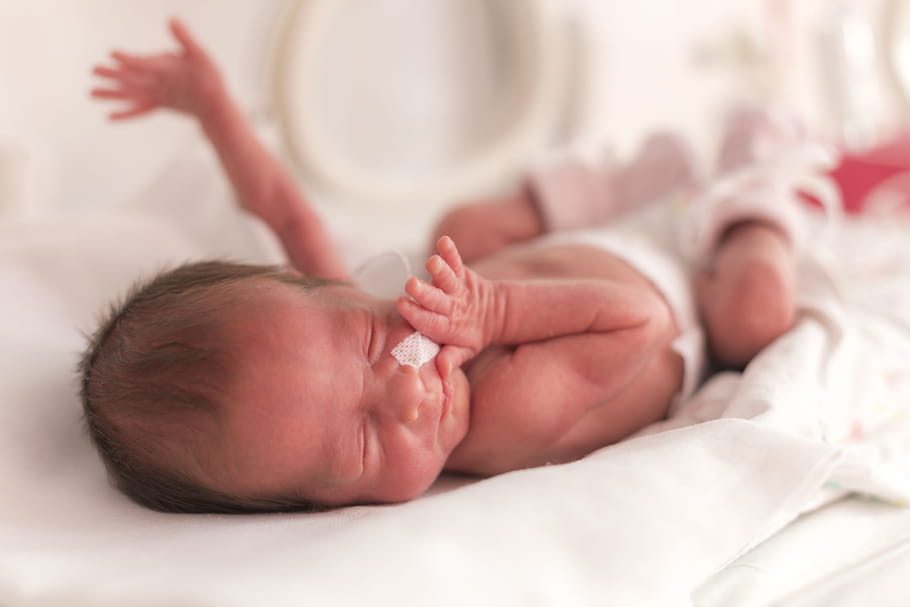 Bébé prématuré : "La joie d'être parents cohabite avec l'anxiété"