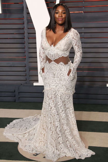 Serena Williams en robe de dentelle décolletée