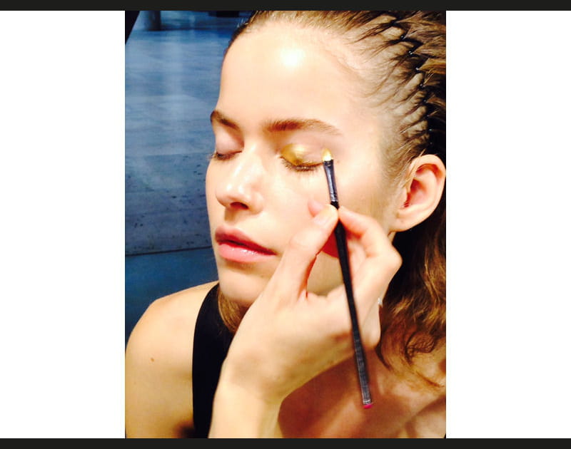 Le fard &agrave; paupi&egrave;res dor&eacute;