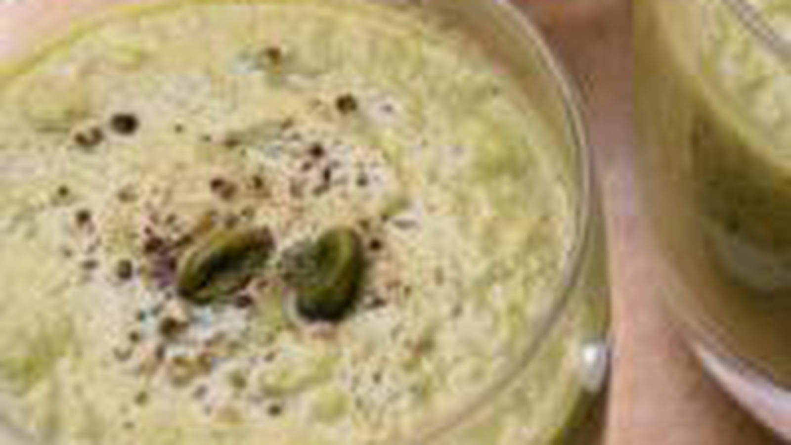 Gaspacho de courgettes aux pistaches