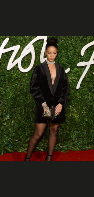 Le chignon haut perch&eacute; de Rihanna