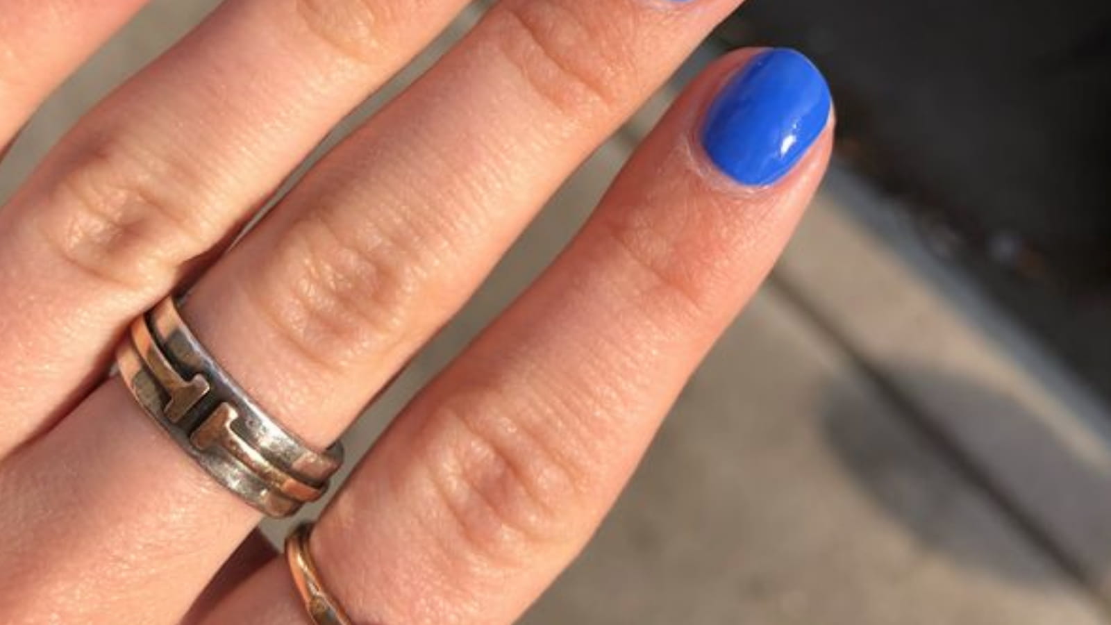Une manucure bleu fluo