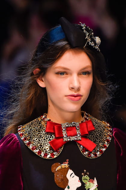 Le col avec noeud en satin et boucle du d&eacute;fil&eacute; Dolce & Gabbana