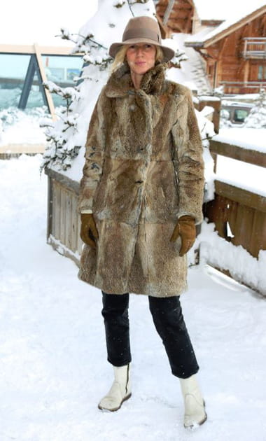 Sandrine Kiberlain en manteau en fourrure et boots blanches