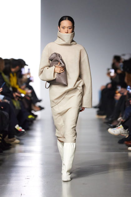 Longue robe crème et bottes blanches aperçues sur le défilé Gauchere