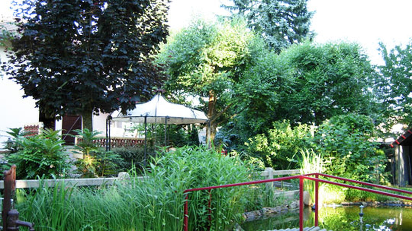 Passerelle rouge et bois