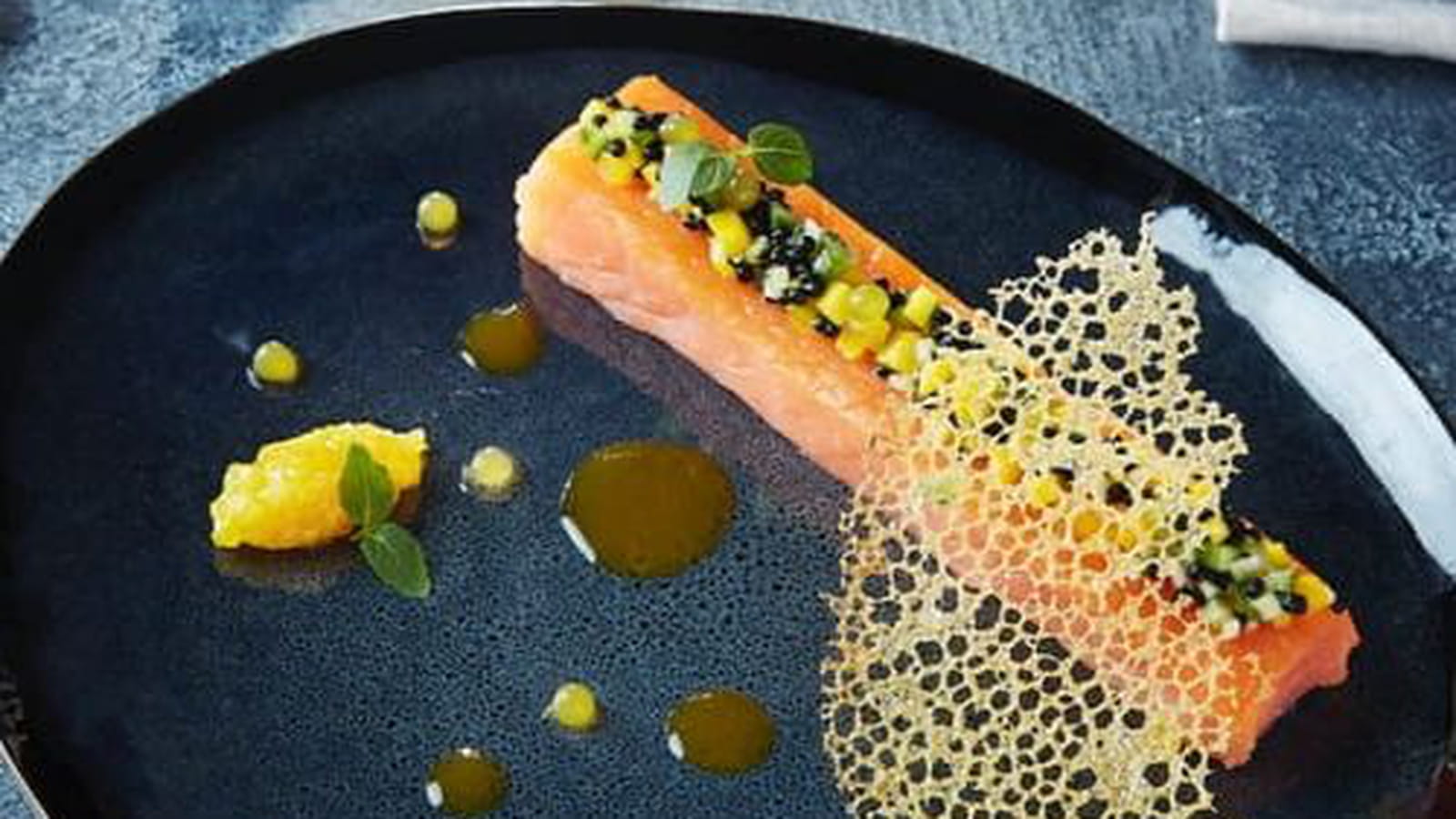 Cœur de saumon fumé vierge mangue et céleri, confit d'agrumes
