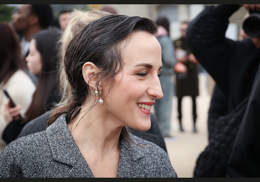 Juliette Armanet, sophistiqu&eacute;e avec ses cheveux wet