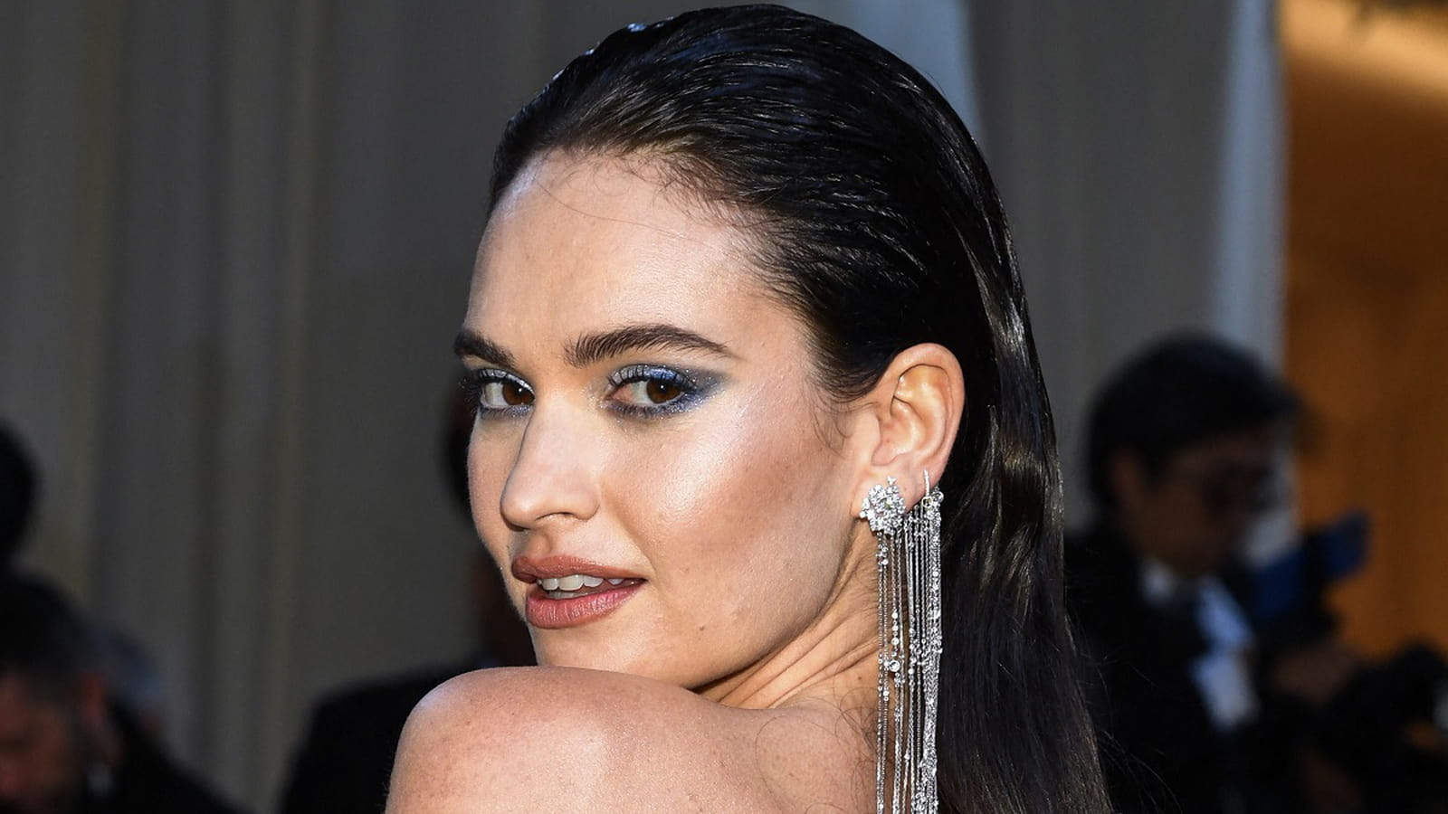 Lily James en brune