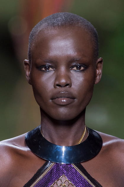 Le collier ras-le-cou ethnique rigide du d&eacute;fil&eacute; Balmain