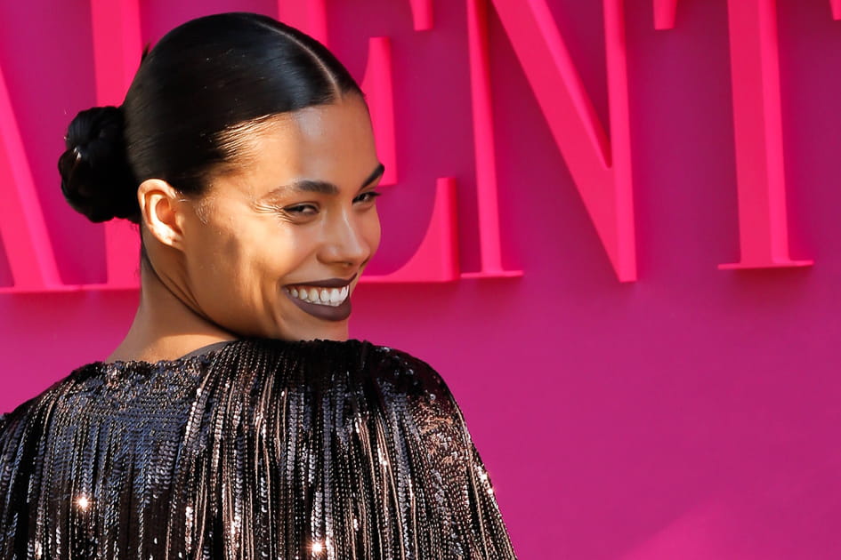 Tina Kunakey, chic avec son rouge &agrave; l&egrave;vres fonc&eacute;