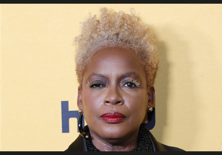 Les faux-cils blonds d'Aunjanue Ellis Taylor