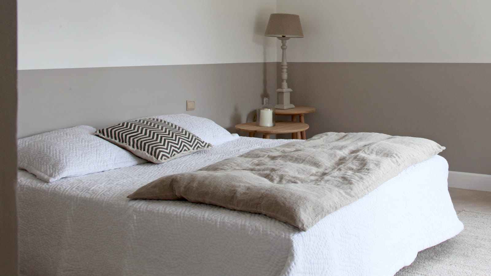 Murs blancs et gris