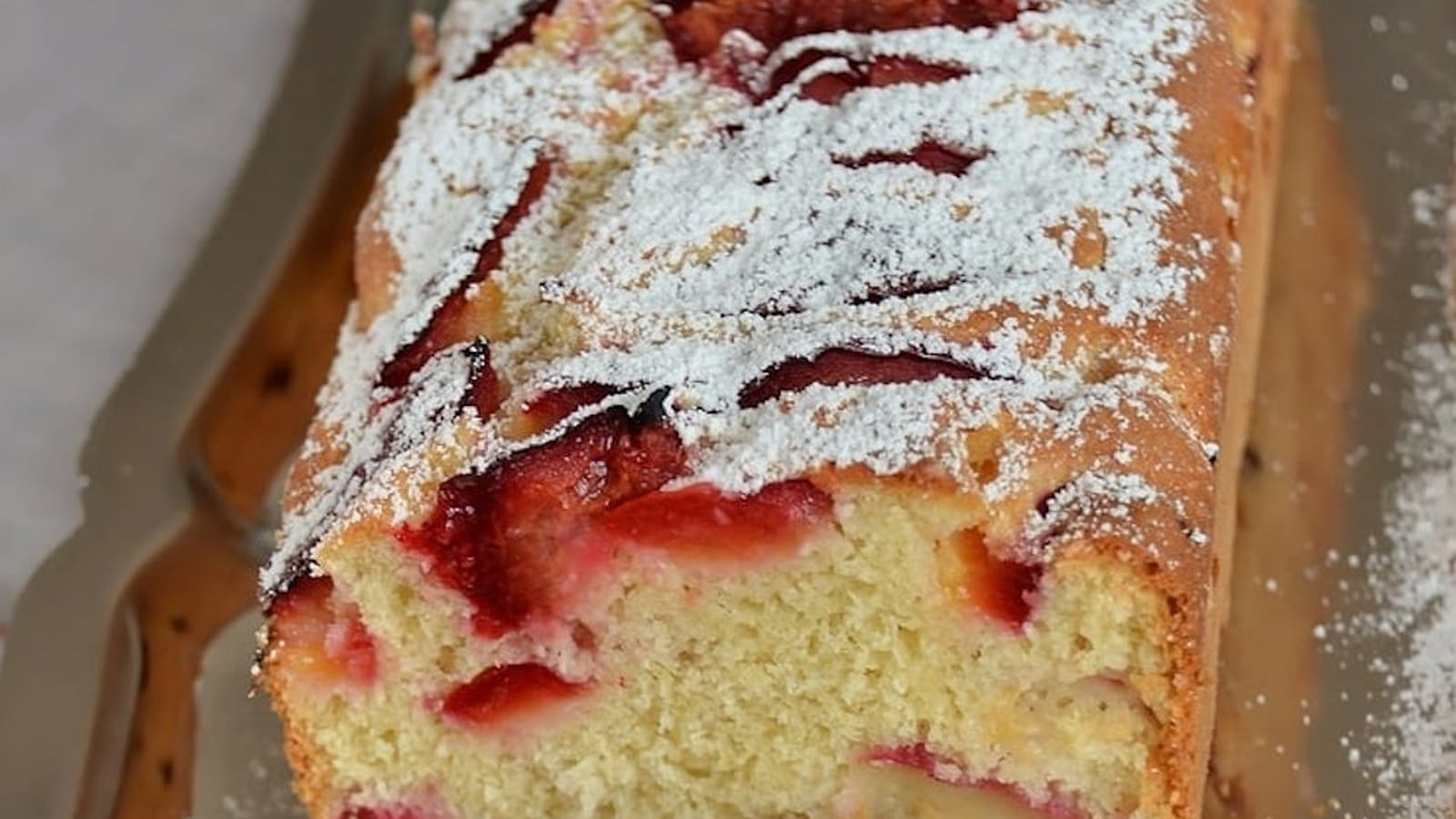 Cake aux prunes rouges et noix de coco