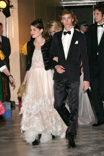 Charlotte Casiraghi en robe cr&egrave;me brod&eacute;e de plumes