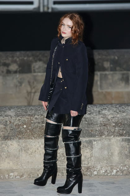Sadie Sink en ensemble coordonn&eacute; marine et bottes en cuir d&eacute;coup&eacute;es au d&eacute;fil&eacute; Alexander McQueen