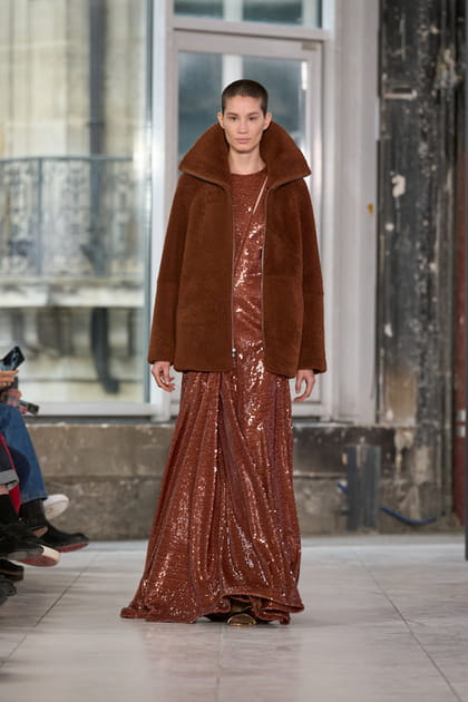 Veste chocolat et longue robe à paillettes aperçues sur le défilé Akris