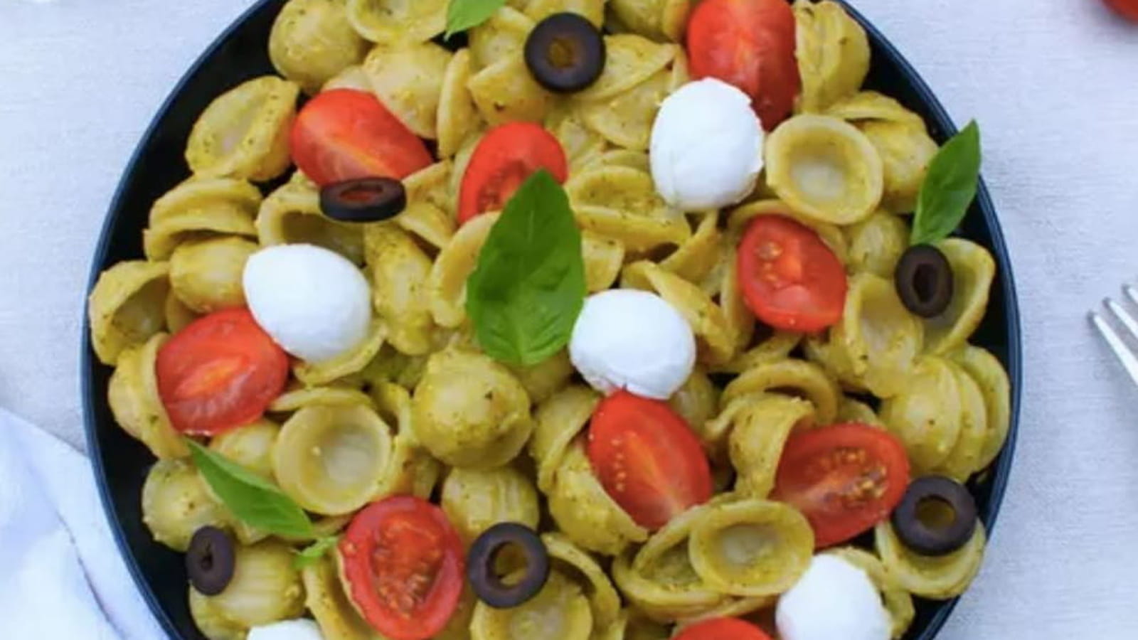 Salade de pâtes au pesto et billes de mozzarella