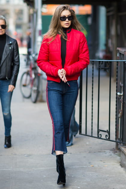 Gigi Hadid, jean à bandes contrastantes