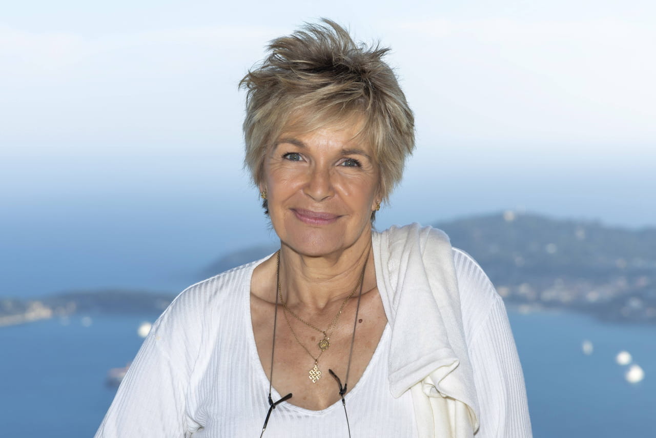 Ã€ 68Â ans, VÃ©ronique Jannot rajeunit son look avec cette couleur lumineuse