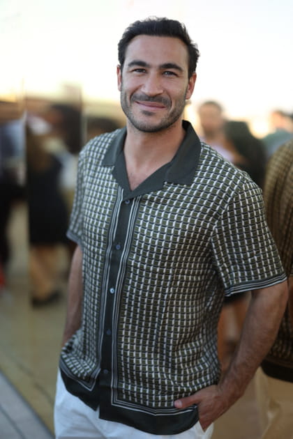 Valentin Kretz, en tenue estivale, profite d'une belle soirée au Peninsula