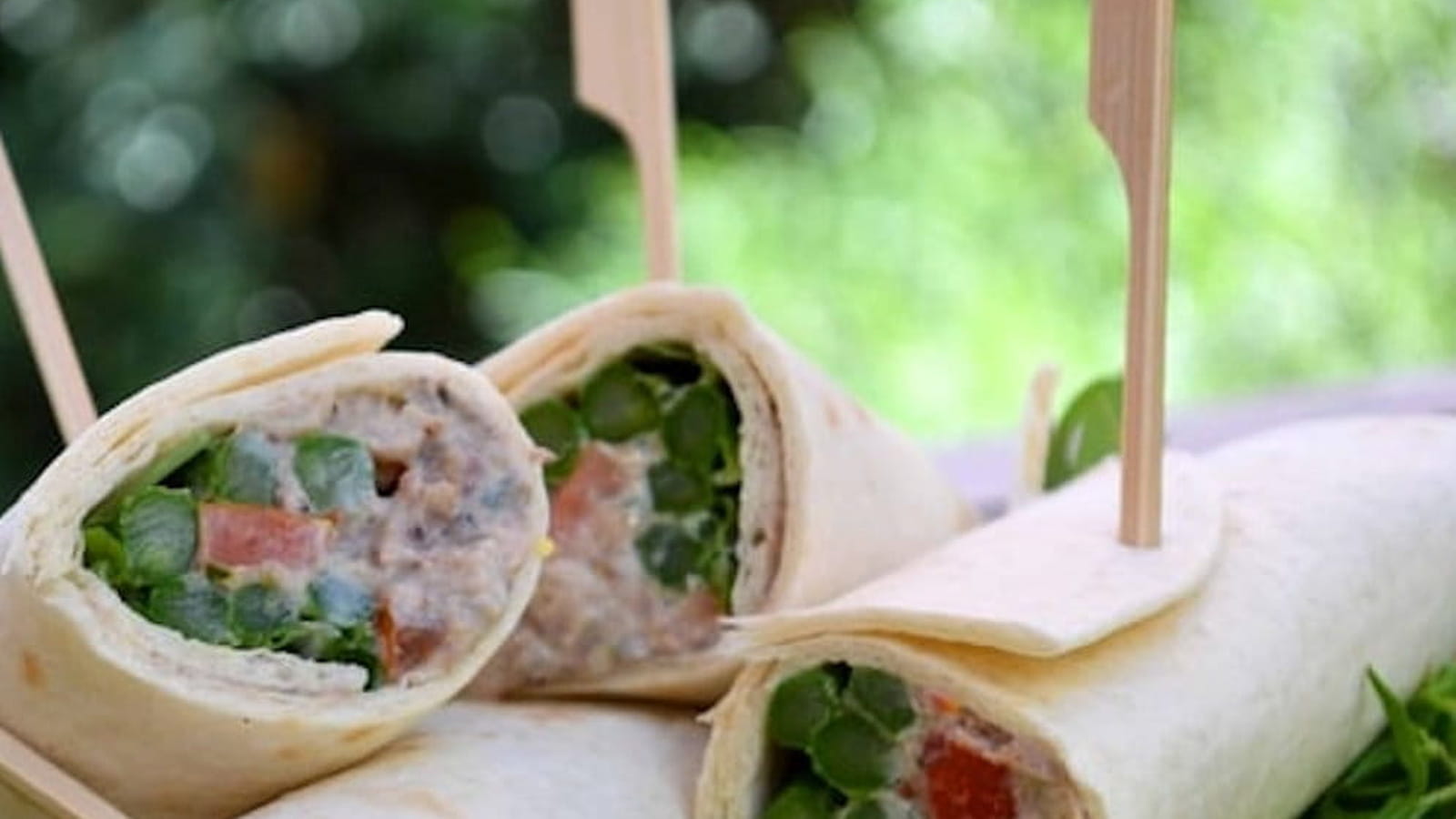 Wraps aux sardines et asperges vertes, yaourt grec, tomate et échalote