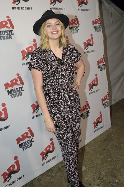 Louane en combinaison imprim&eacute;e et chapeau noir