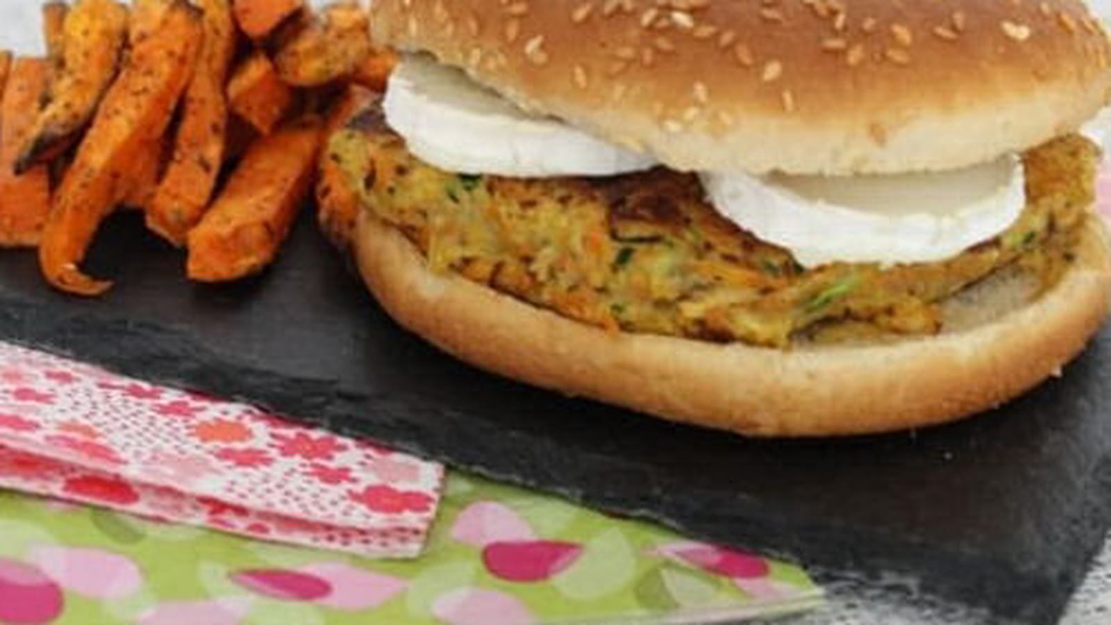 Burger galette de pomme de terre, carotte et courgette, et chèvre