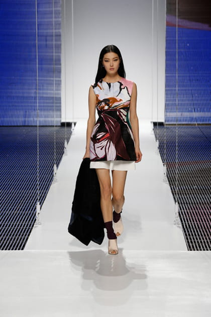 D&eacute;fil&eacute; Cruise 2015 : la veste sans manche sur jupe en soie &eacute;crue