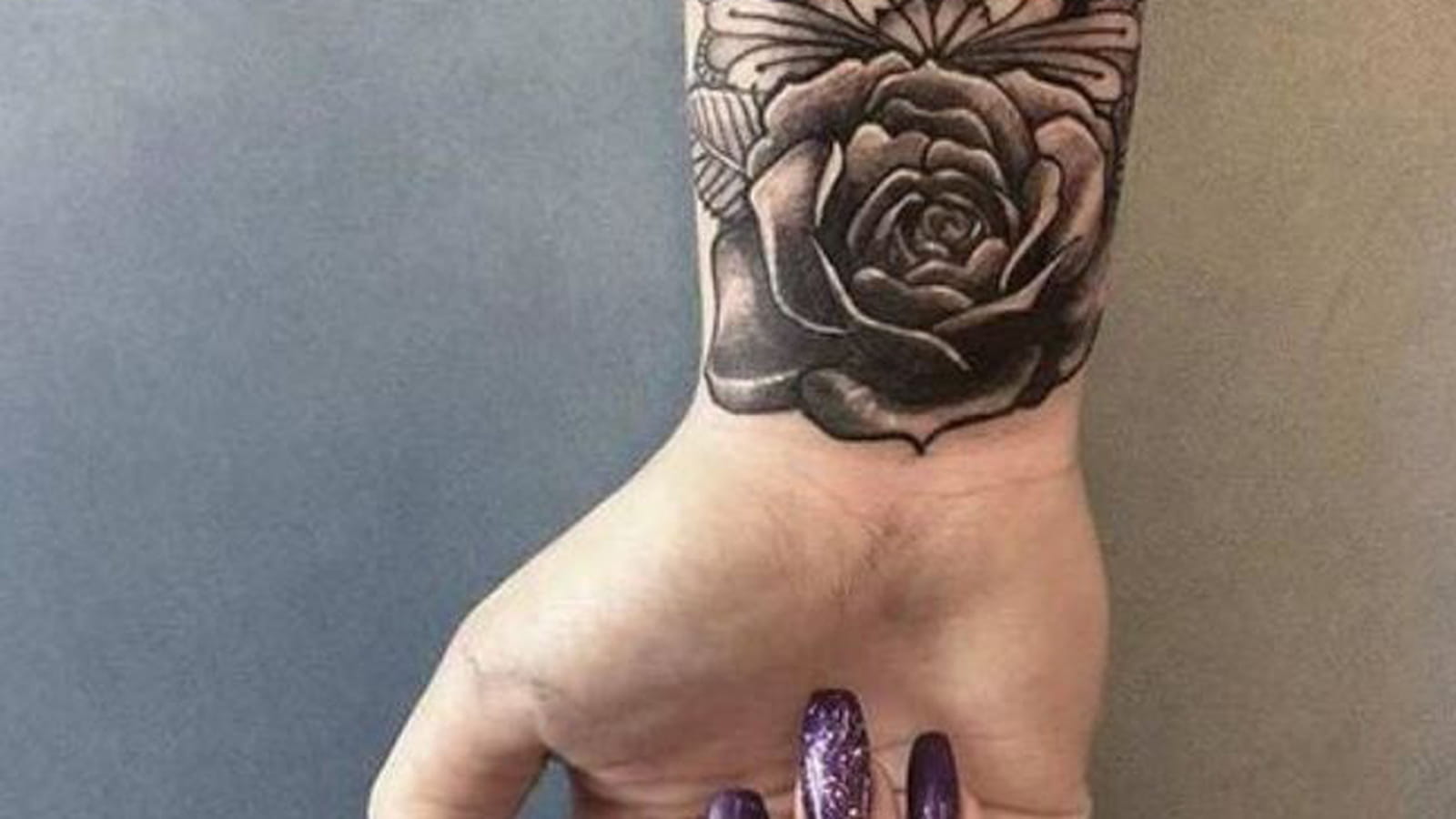Tatouage mandala sur le poignet