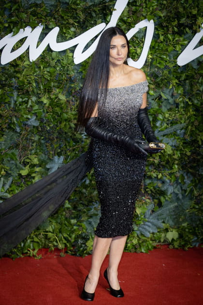 Demi Moore en robe scintillante &agrave; tra&icirc;ne