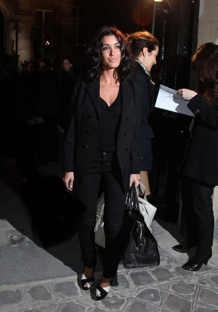 Jenifer en blazer noir et jean droit