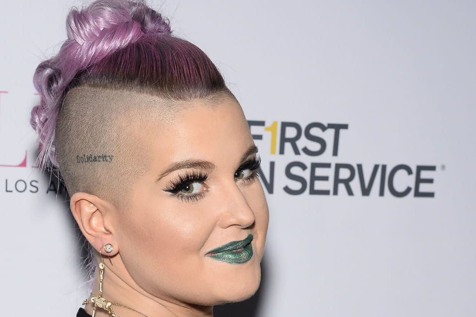 Le mot tatou&eacute; sur le cr&acirc;ne de Kelly Osbourne